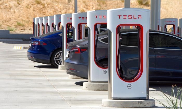 Tesla dévoile son premier Superchargeur V4, voici toutes les